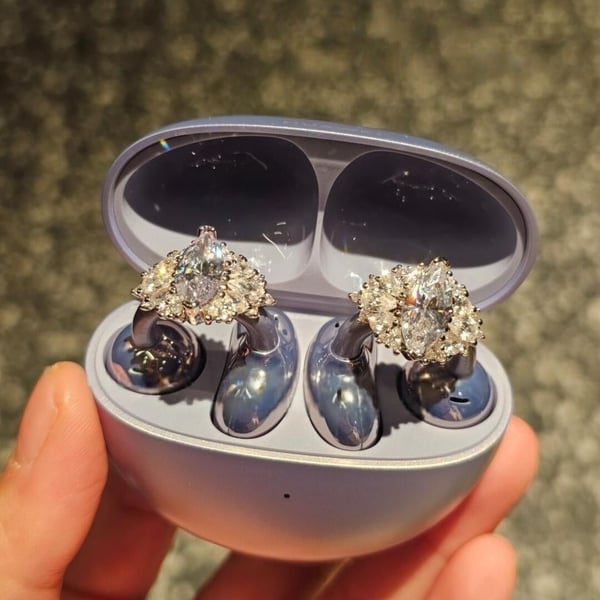 AeroTune – Ultra Light Wireless Earphones