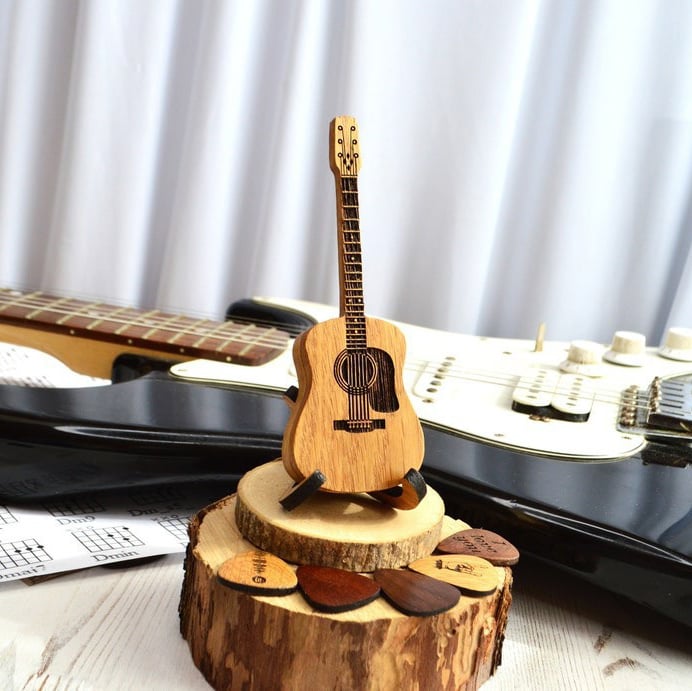 PickNest – Mini Wooden Guitar Case