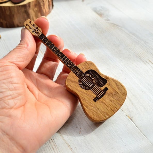 PickNest – Mini Wooden Guitar Case