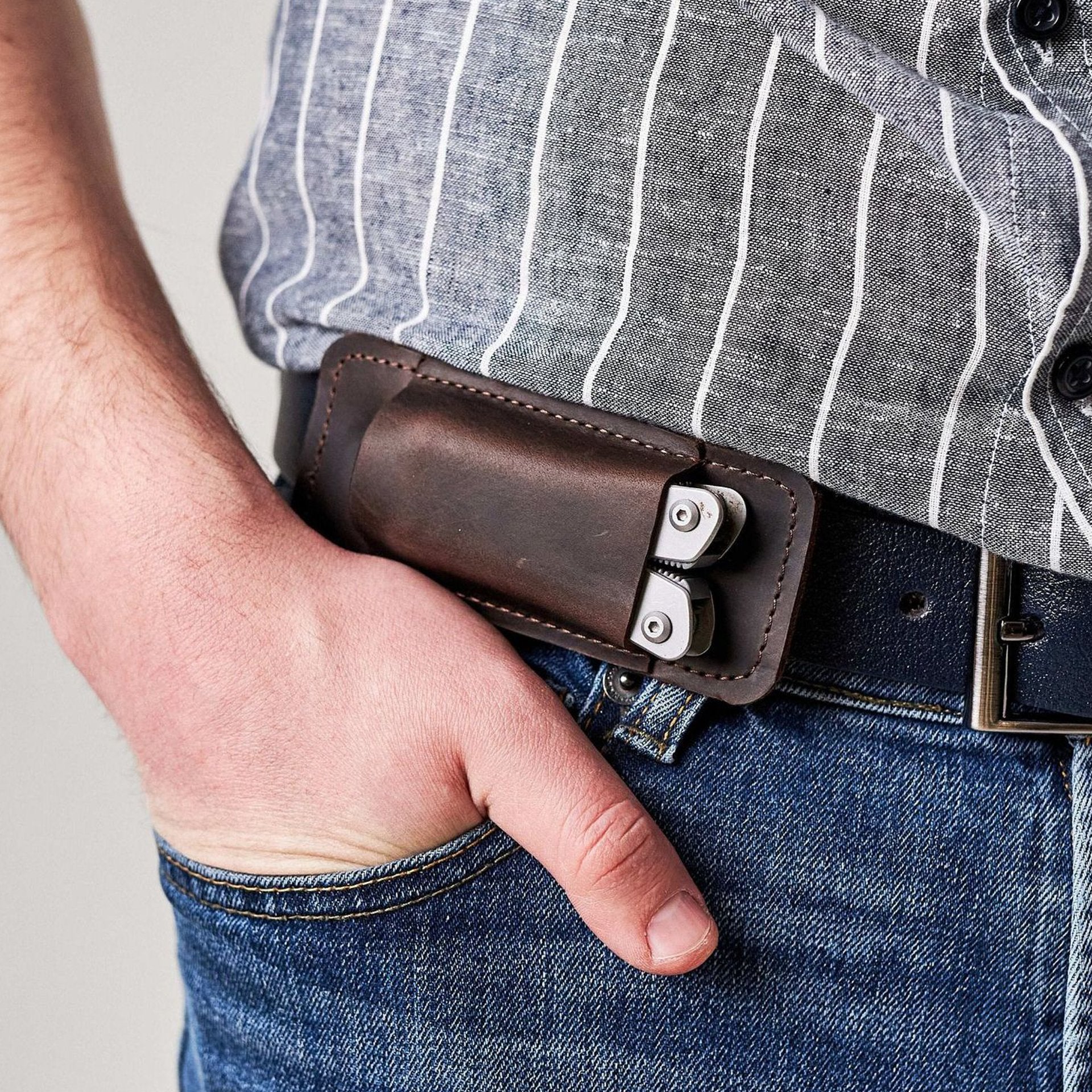 LeatherGuard – Retro Horizontal Knife Scabbard