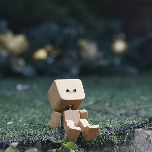 HappyTimber – Wooden Sway Figure with 12 Magnetic Emotions