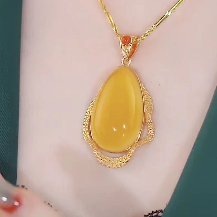 AmberLuxe – Timeless Agate Stone Necklace
