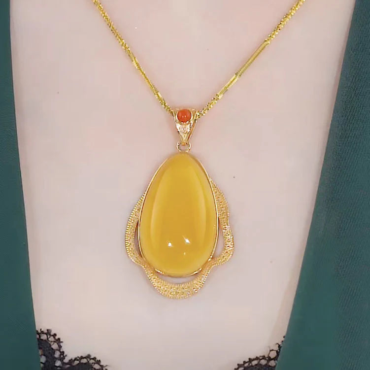 AmberLuxe – Timeless Agate Stone Necklace