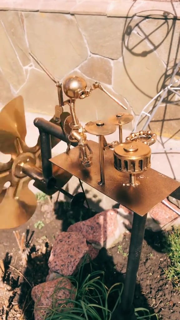 RhythmSpin – Handmade Metal Drummer Windmill
