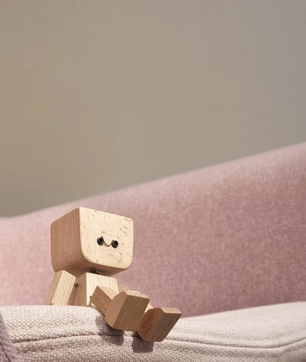 HappyTimber – Wooden Sway Figure with 12 Magnetic Emotions