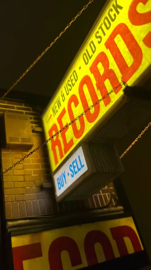 VinylGlow – Retro Record Wall Light