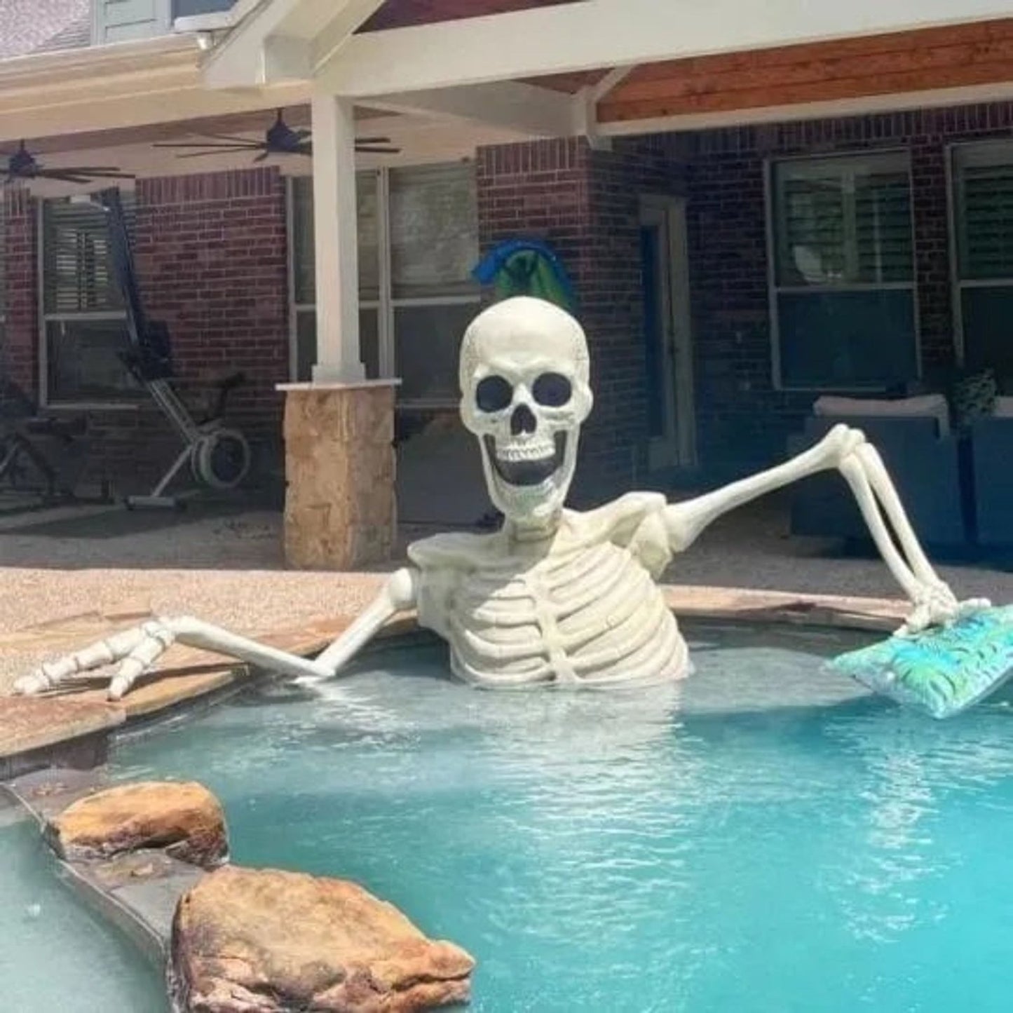 BoneChiller – Towering LED Skeleton