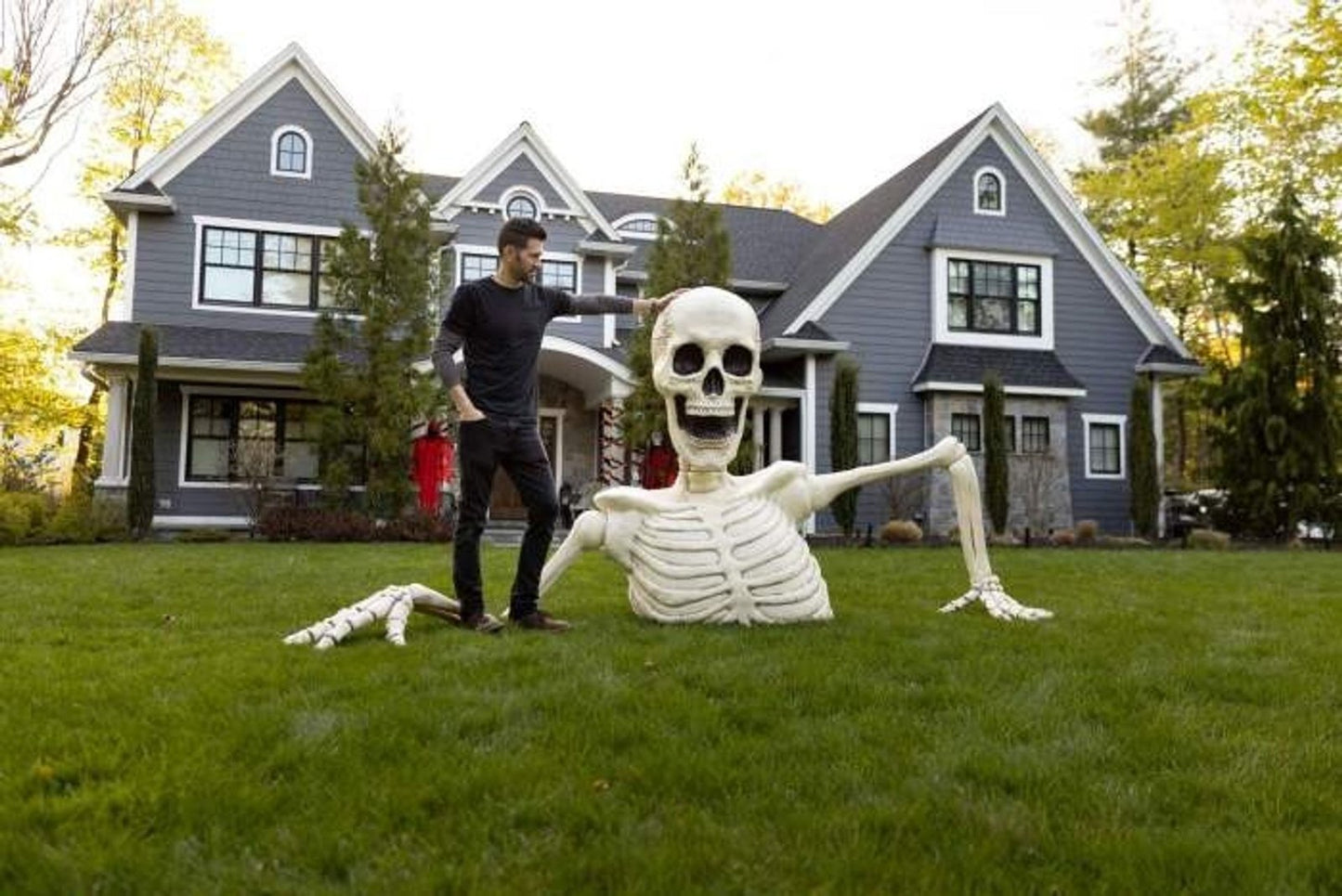 BoneChiller – Towering LED Skeleton