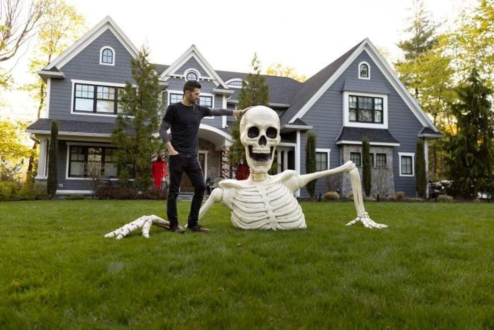 BoneChiller – Towering LED Skeleton