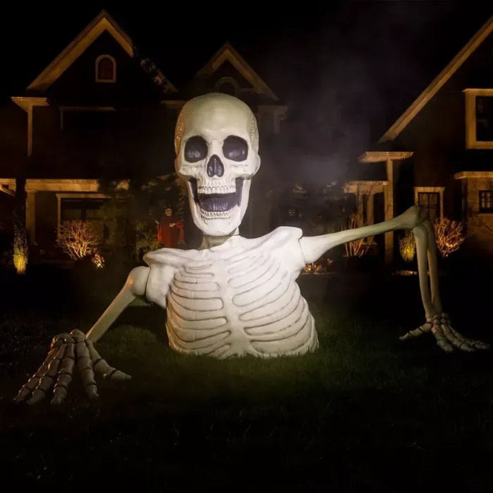 BoneChiller – Towering LED Skeleton