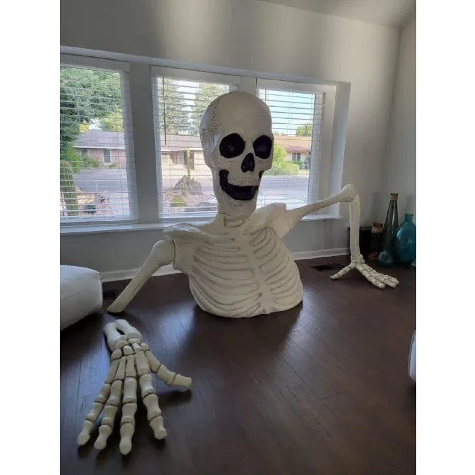 BoneChiller – Towering LED Skeleton